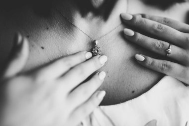 Cüppeli muhteşem gelin bir odada düğün töreni için poz veriyor ve hazırlanıyor.