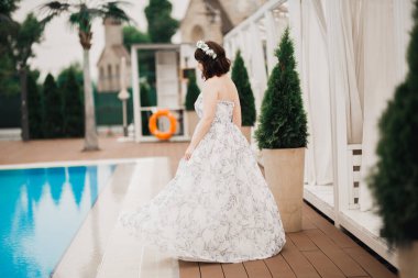 Zarif beyaz elbiseler içinde güzel bir gelin