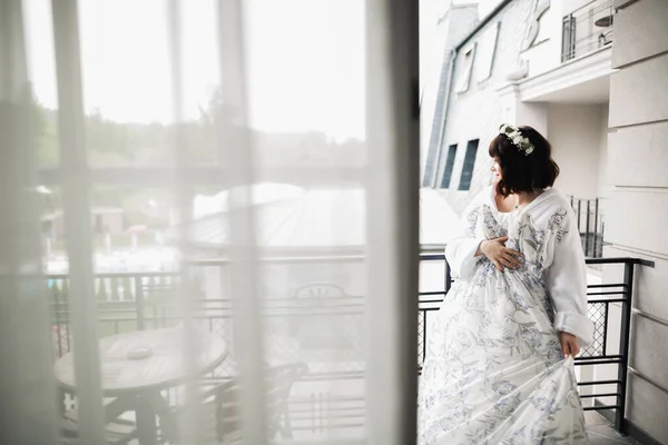 Portrait of beautiful bride with fashion veil at wedding morning — Stock Photo, Image