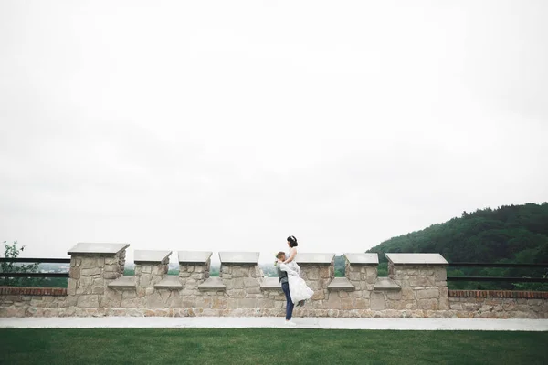 Casal de casamento bonito, noiva e noivo correndo para conhecer um ao outro — Fotografia de Stock
