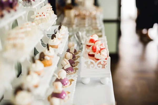 Deliciosa mesa de postre de barra de caramelo de recepción de boda —  Fotos de Stock