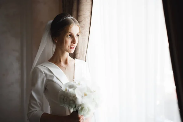 Braut hält großen und schönen Hochzeitsstrauß mit Blumen — Stockfoto