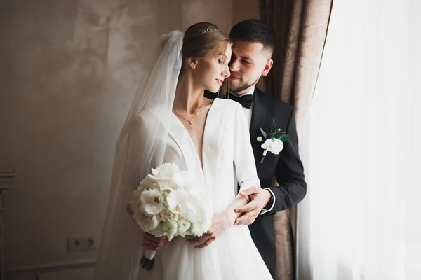 Momento romantico di nozze, coppia di sposi che sorridono ritratto, sposa e sposo che si abbracciano — Foto Stock