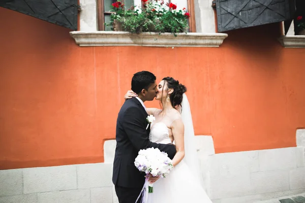 Piękny ślub para całuje w starym mieście — Zdjęcie stockowe