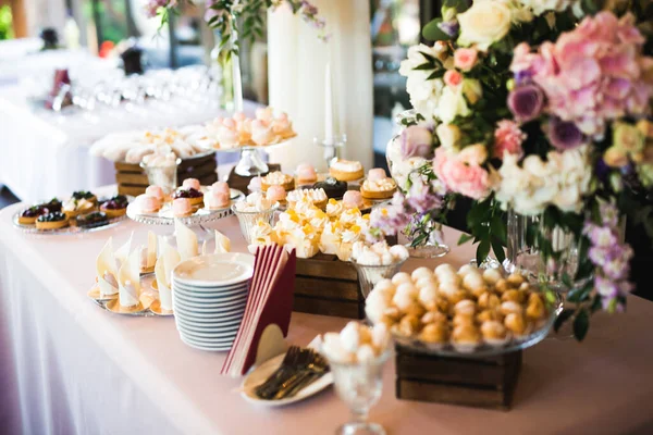 Läckra sötsaker på bröllopsgodis buffé med desserter, cupcakes — Stockfoto