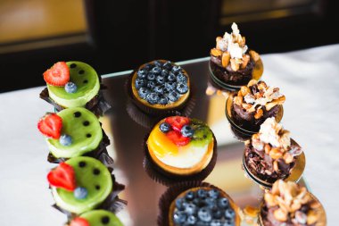 Çeşitli lezzetli tatlılar, yemek fikirleri ve kutlamalarla dolu bir büfe.