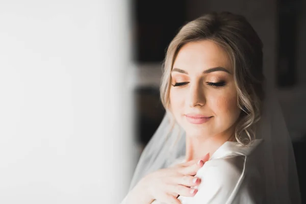 Schöne Braut trägt Mode Hochzeitskleid mit Federn mit luxuriösem Genuss Make-up und Frisur, Studio Indoor Fotoshooting — Stockfoto