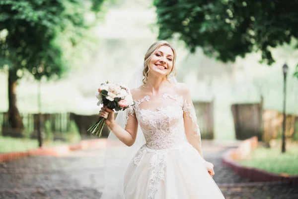 Braut hält großen und schönen Hochzeitsstrauß mit Blumen — Stockfoto