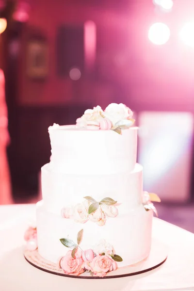 Pastel de boda decorado de lujo en la mesa — Foto de Stock