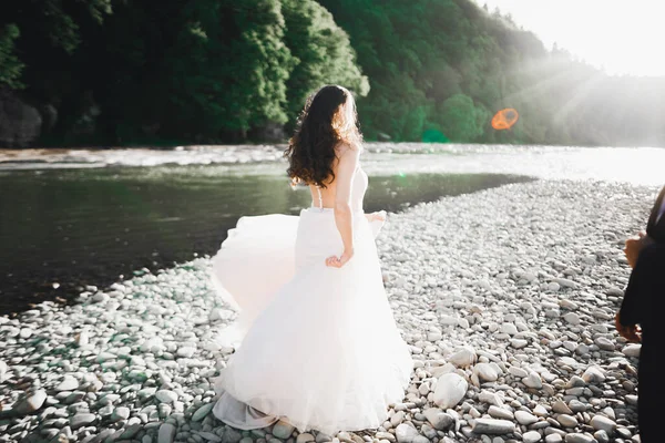 Schönheits-Porträt der Braut trägt modische Brautkleid mit Federn mit luxuriösen Freude Make-up und Frisur — Stockfoto