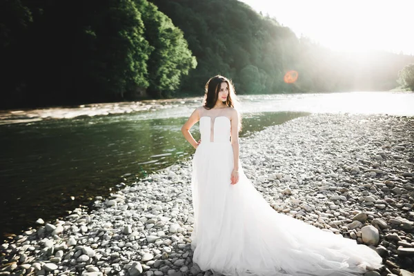 Ομορφιά πορτρέτο της νύφης φορώντας νυφικό μόδας με φτερά με πολυτέλεια απόλαυση μακιγιάζ και χτένισμα — Φωτογραφία Αρχείου