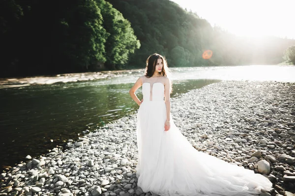 Retrato de belleza de la novia con vestido de novia de moda con plumas con maquillaje y peinado de lujo deleite —  Fotos de Stock