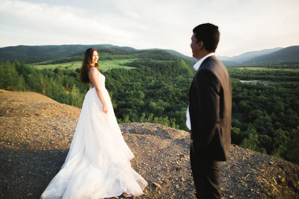 Sluneční portrét šťastné nevěsty a ženicha venku v přírodě umístění — Stock fotografie