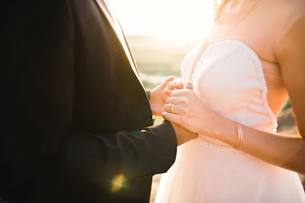 Pareja de boda cogidos de la mano, novio y novia juntos en el día de la boda —  Fotos de Stock