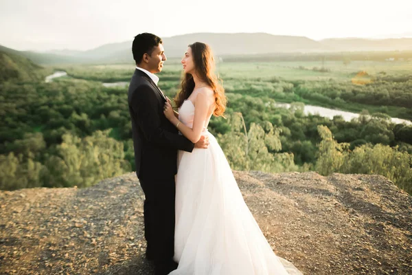 Casamento romântico momento, casal de recém-casados sorrindo retrato, noiva e noivo abraçando — Fotografia de Stock