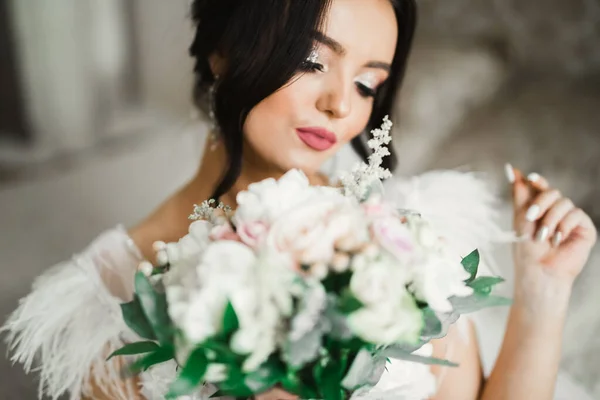 Beauty portrait of bride wearing fashion wedding dress with feathers with luxury delight make-up and hairstyle — Stock Photo, Image