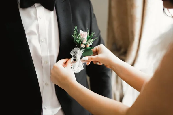 Glad brudgum poserar med boutonniere — Stockfoto