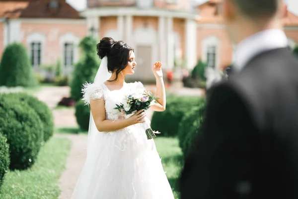 花束と大きく美しい結婚式の花束を保持花嫁 — ストック写真