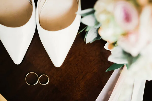 結婚指輪と結婚式の靴と美しいトーン絵 — ストック写真