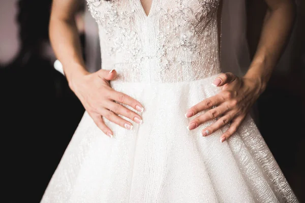 Bela noiva de luxo em vestido branco elegante — Fotografia de Stock