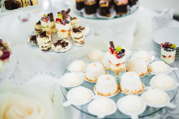 Νόστιμο και νόστιμο επιδόρπιο τραπέζι με cupcakes και σφηνάκια στη ρεσεψιόν closeup — Φωτογραφία Αρχείου