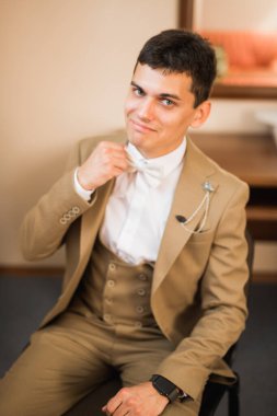 Damat sabah hazırlığı. Yakışıklı adam giyiniyor ve düğüne hazırlanıyor.