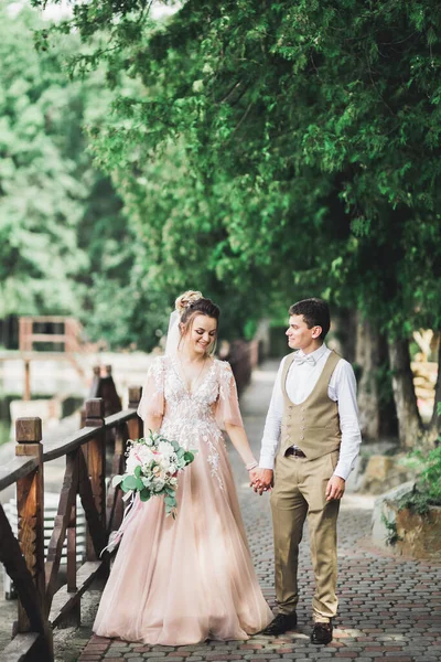 Bruidspaar houdt hand in hand, bruidegom en bruid bij elkaar op trouwdag — Stockfoto