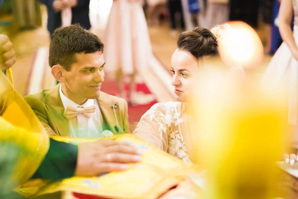 結婚式のカップルの花嫁と新郎は教会で結婚します — ストック写真