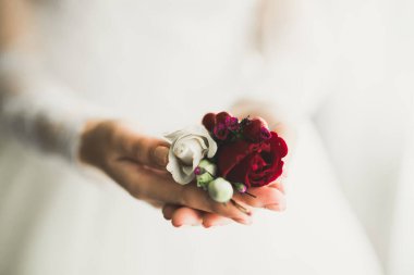 Farklı çiçeklerden oluşan lüks bir düğün buketi.