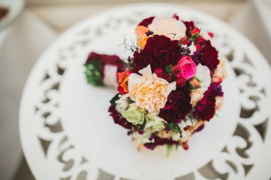 Farklı çiçeklerden oluşan lüks bir düğün buketi.