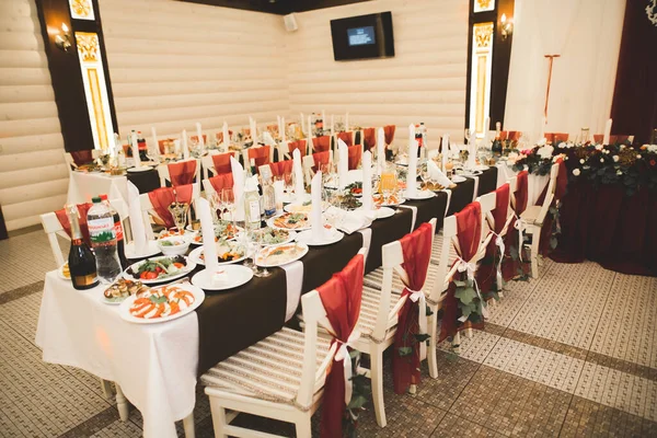 Interieur van een restaurant bereid voor huwelijksceremonie — Stockfoto
