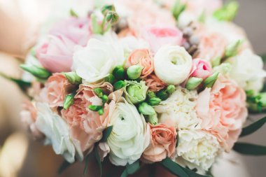 Farklı çiçeklerden oluşan lüks bir düğün buketi.