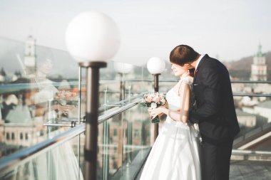 Muhteşem bir düğün çifti eski Lviv şehrinde yürüyor.