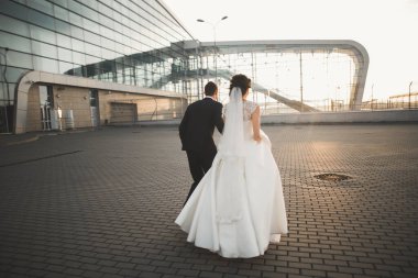 Lüks evli çift, gelin ve damat eski şehirde poz veriyor.