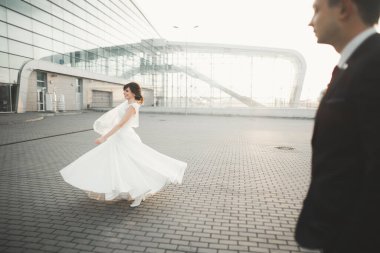 Gelin ve damat el ele tutuşuyor.