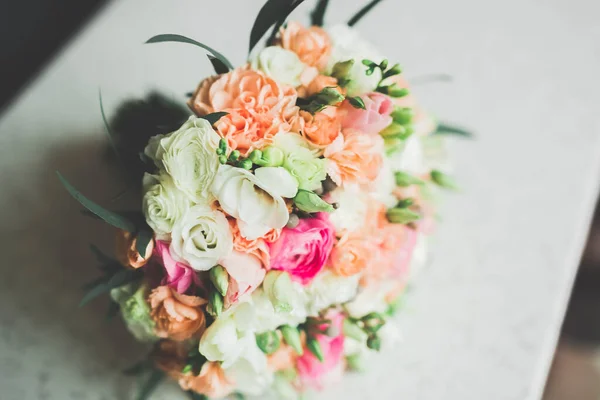 Wunderbarer luxuriöser Hochzeitsstrauß aus verschiedenen Blumen — Stockfoto