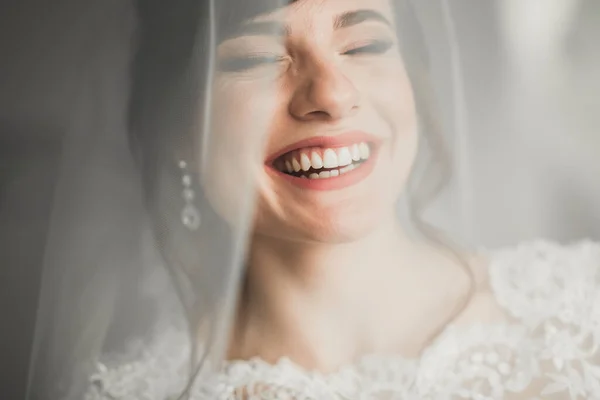 Linda noiva em roupão posando e se preparando para o rosto cerimônia de casamento em uma sala — Fotografia de Stock