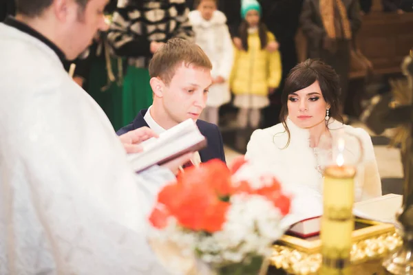 結婚式のカップルの花嫁と新郎は教会で結婚します — ストック写真