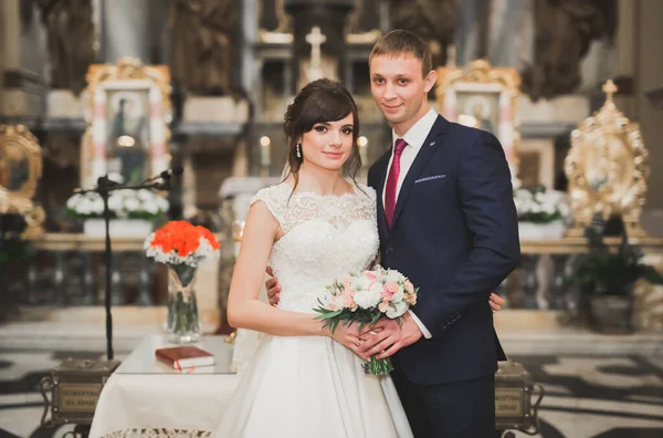 Wedding couple bide and groom get married in a church — Stock Photo, Image