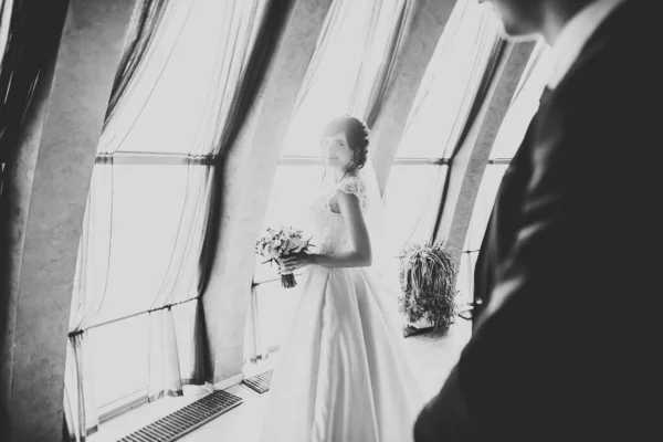 Υπέροχο ευτυχισμένο ζευγάρι γάμου, νύφη με μακρύ λευκό φόρεμα ποζάρουν στην όμορφη πόλη — Φωτογραφία Αρχείου