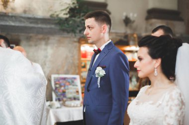 Törenden sonra kilisede poz veren evli çift.