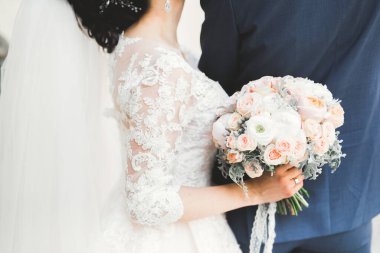 Farklı çiçeklerden oluşan lüks bir düğün buketi.