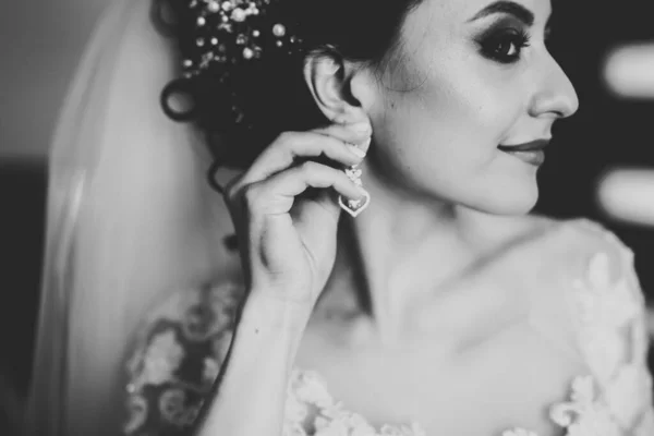 一个美丽的时尚新娘的画像，甜美而性感。婚纱和头发 — 图库照片