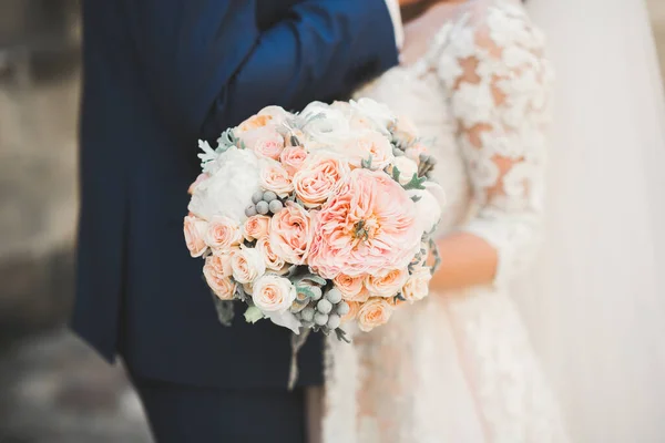 Vacker bröllopsbukett med olika blommor, rosor — Stockfoto