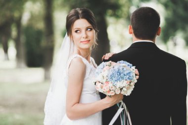 Genç ve güzel bir çiftin yakın çekimi.