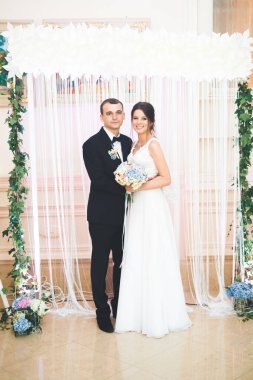 Mükemmel bir çift gelin ve damat düğün günlerinde poz verip öpüşürler.