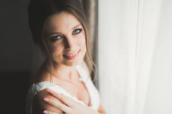 Portrait de belle mariée avec voile de mode au matin du mariage — Photo