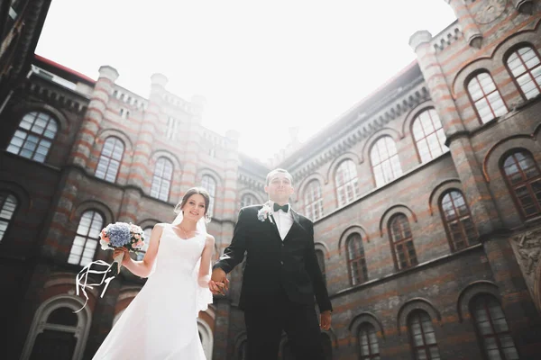 Прекрасна щаслива весільна пара, наречена з довгим білим платтям — стокове фото