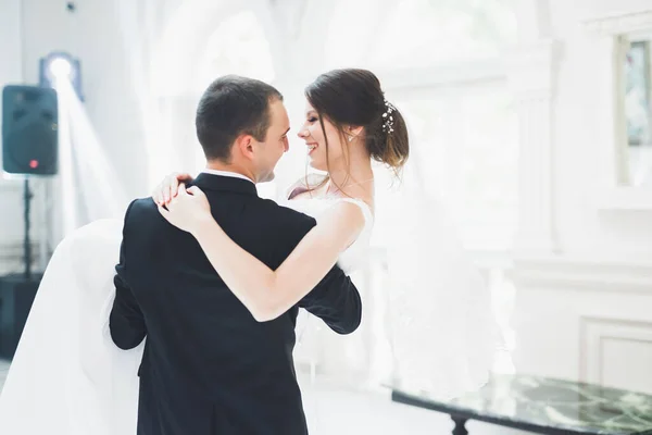 First wedding dance of newlywed couple in restaurant — Stock Photo, Image