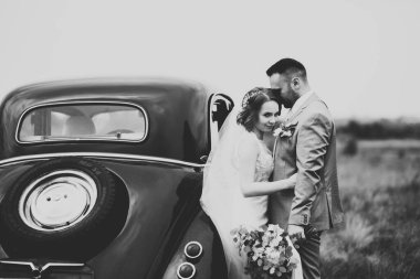 Kafkasyalı mutlu romantik çift evliliklerini kutluyor. Açık hava.